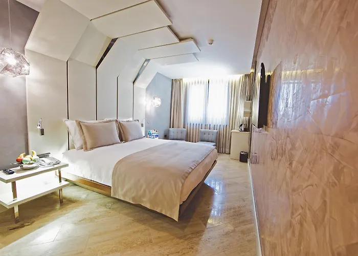 Maroon Pera Hotel 3*