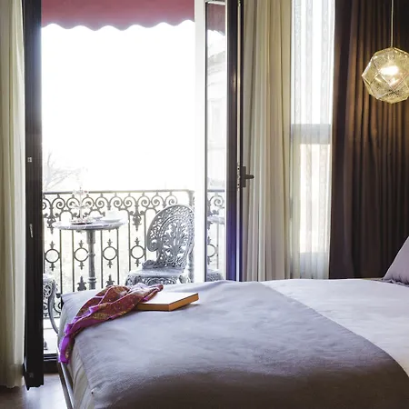 Maroon Pera Otel