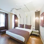 Maroon Pera Hotel
