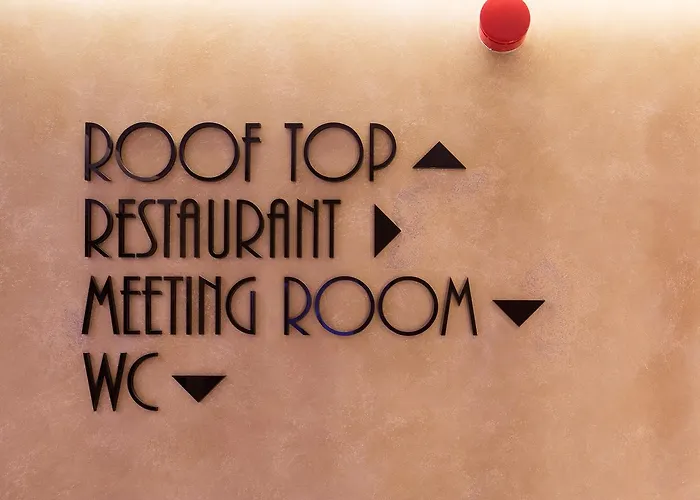 Отель Maroon Pera